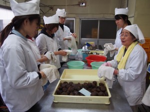 天龍村坂部地区の特産の柚餅子づくり体験。村の歴史のお話をうかがう。